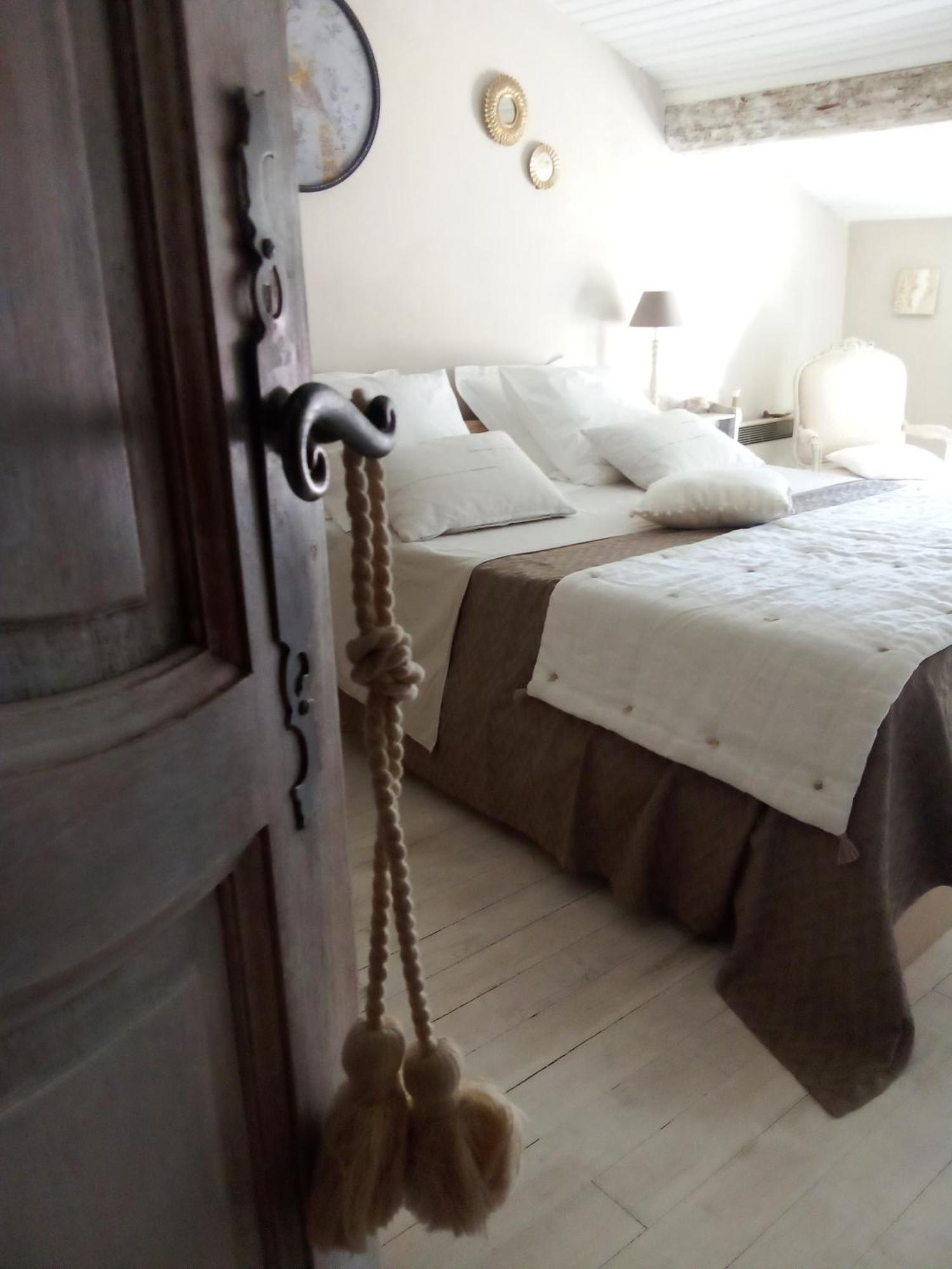 La Maison Perchee Айга-Мортас Екстериор снимка